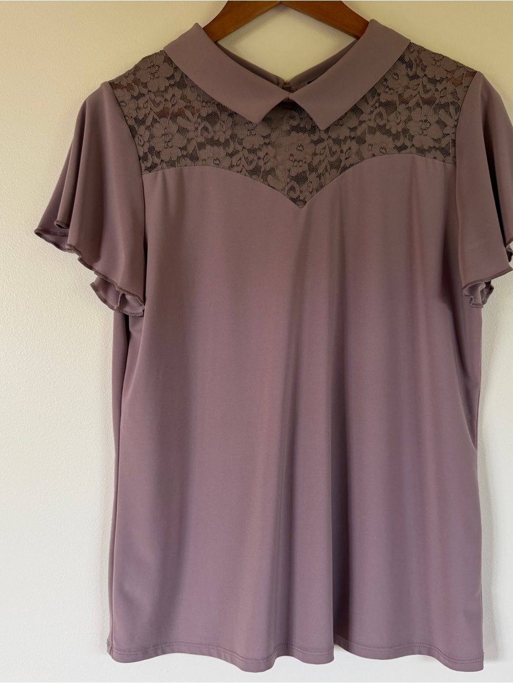 Adele & May women's size I dusty mauve lace inset flutter sleeve top